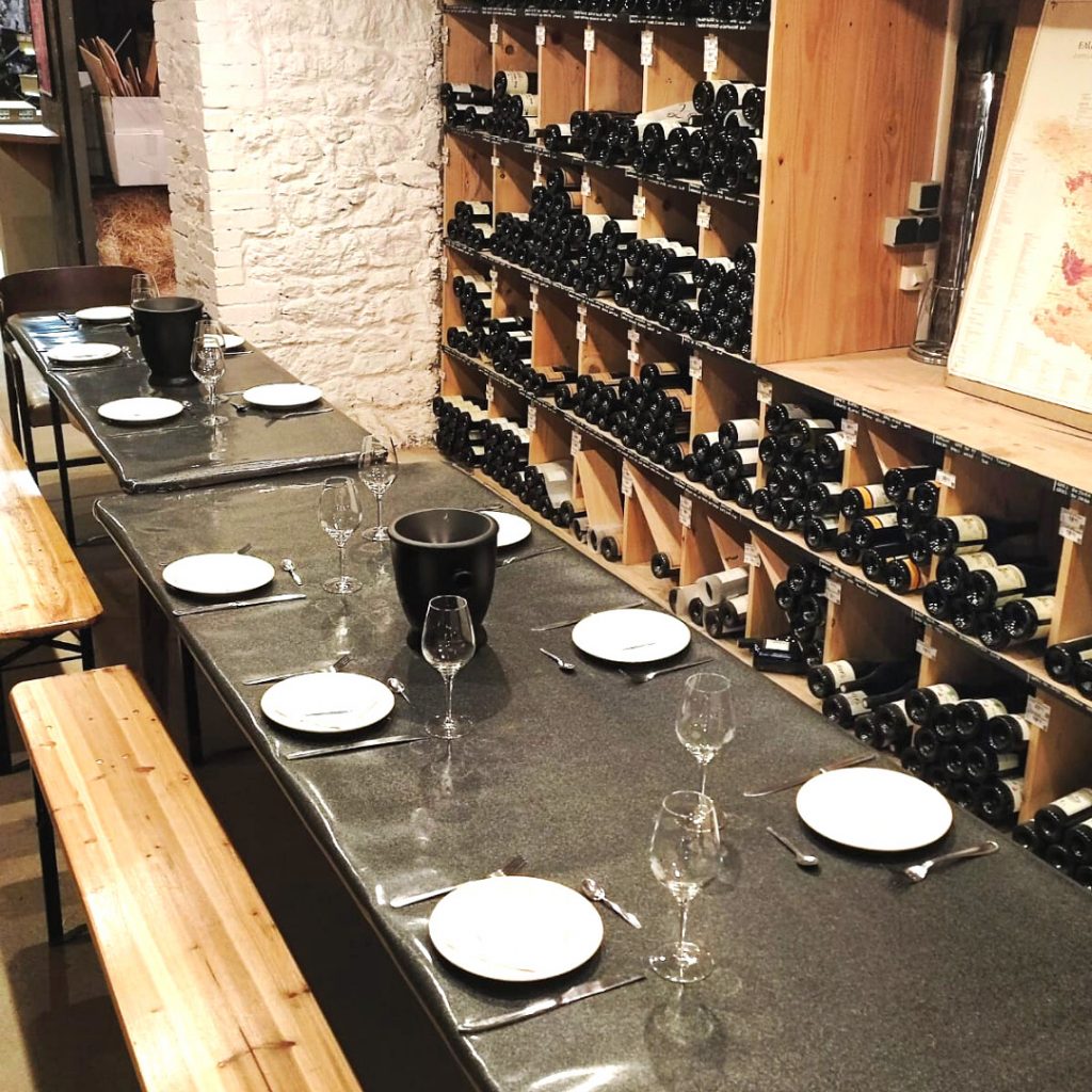 Table dressée pour soirées dégustations de vins